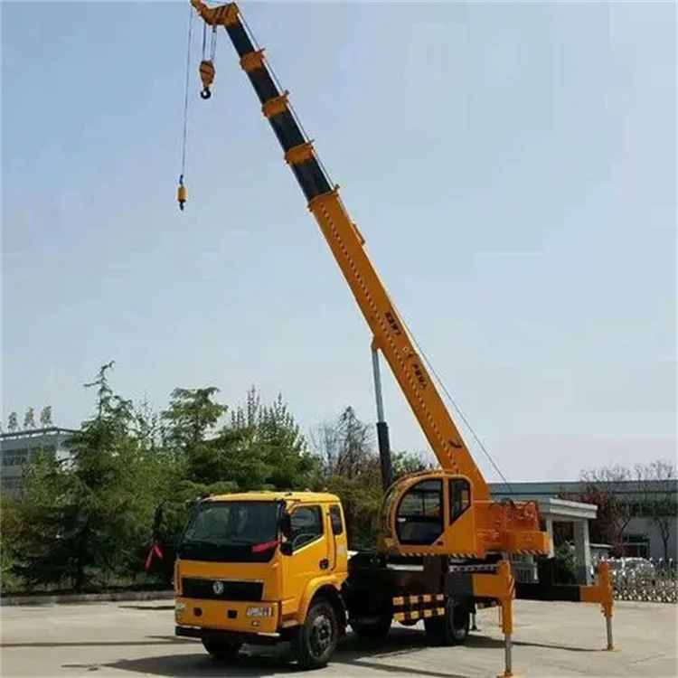 茂南钢筋笼入孔时,由吊车采用单点起吊
